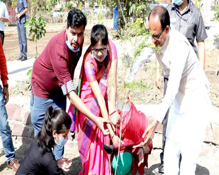मुख्यमंत्री श्री चौहान ने कदम्ब और केसिया के पौधे लगाए