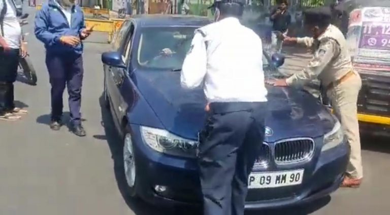 इंदौर के BMW कार सवार ने जब ट्रैफिक पुलिस पर गाड़ी चढ़ाने की कोशिश की, FIR दर्ज