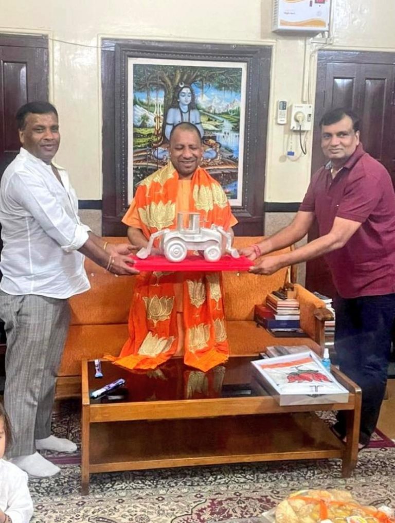 CM योगी को भेंट में मिला चाँदी का बुल्डोज़र