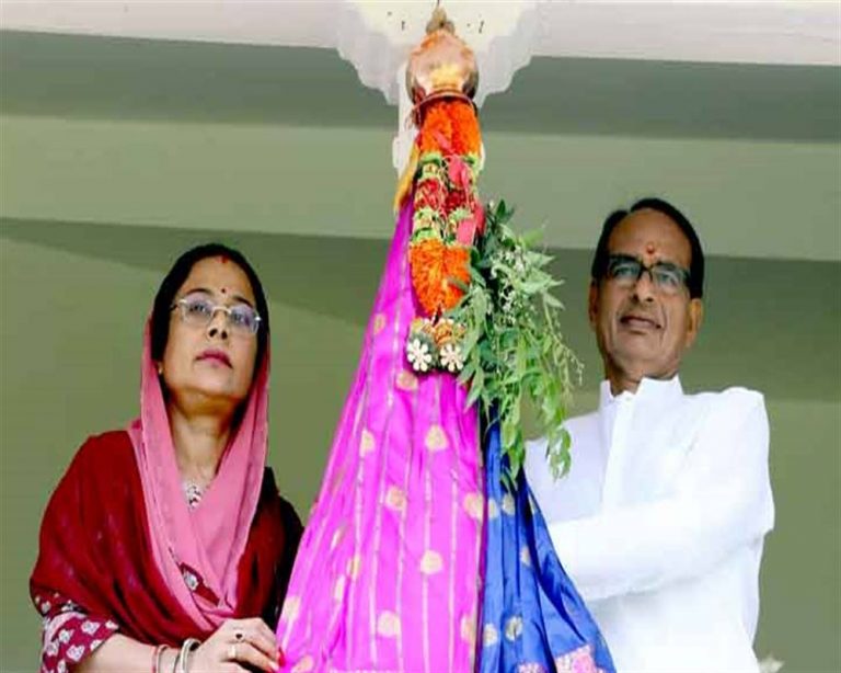 मुख्यमंत्री श्री चौहान ने पत्नी के साथ गुड़ी पड़वा पर स्थापित की गुड़ी