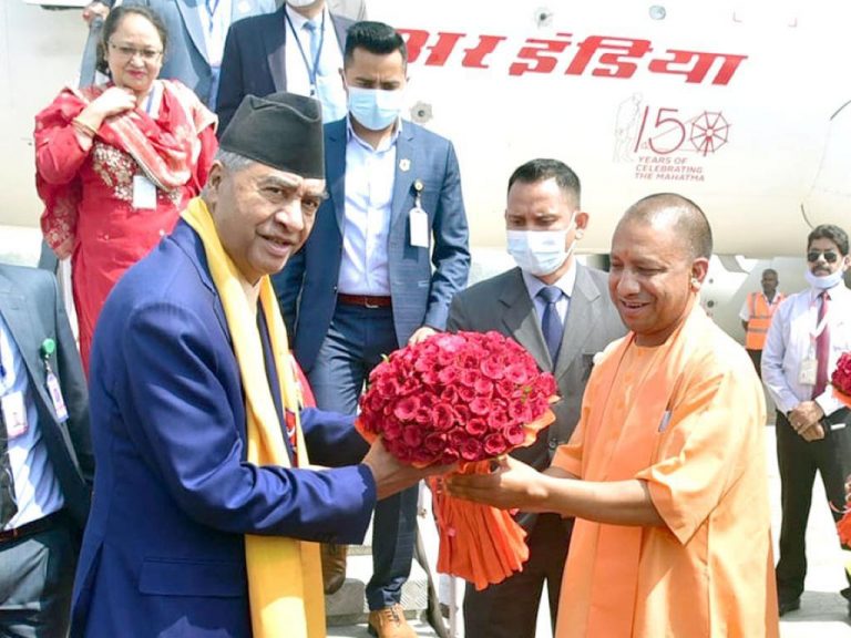 काशी में नेपाल PM का योगी ने स्वागत किया