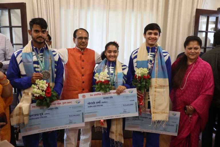 मुख्यमंत्री शिवराज सिंह ने प्रतिभावान खिलाड़ियों को दी प्रोत्साहन राशि और आशीर्वाद