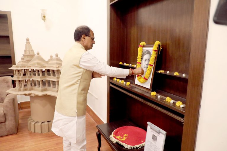 मुख्यमंत्री शिवराज सिंह चौहान ने स्वतंत्रता संग्राम सेनानी देशबन्धु चितरंजन दास की पुण्य-तिथि पर किया माल्यार्पण