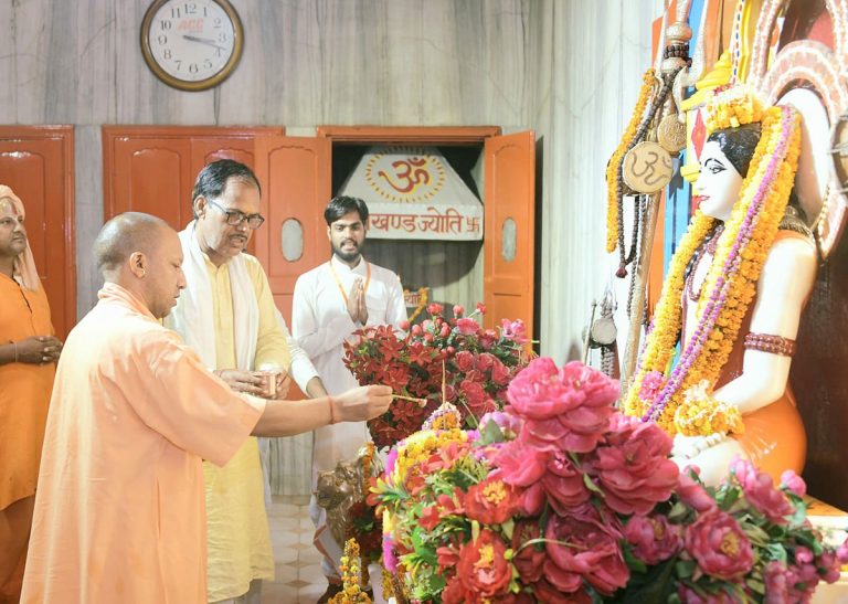 उप्र : सीएम योगी ने गोरखनाथ मंदिर में पूजा अर्चना की
