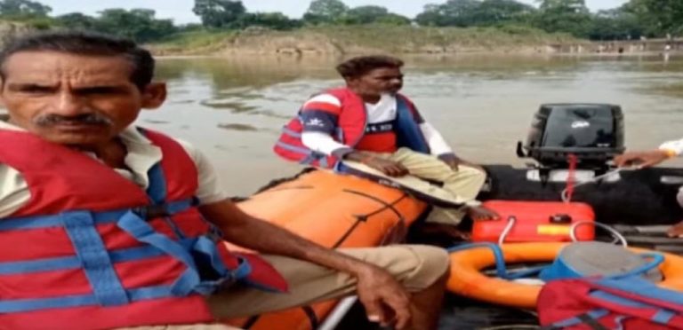 जबलपुर : सेल्फी ले रही युवकी नदी में गिरी, बचाने कूदे 2 युवक भी बहे