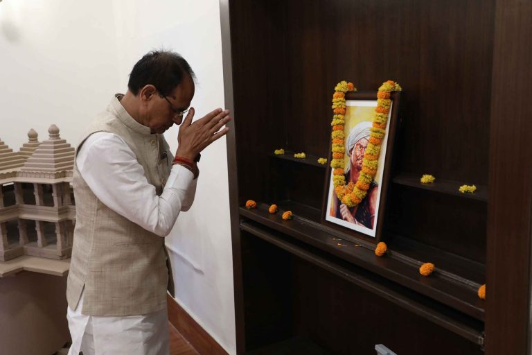मुख्यमंत्री शिवराज सिंह चौहान ने जननायक भगवान बिरसा मुंडा के चित्र पर माल्यार्पण किया