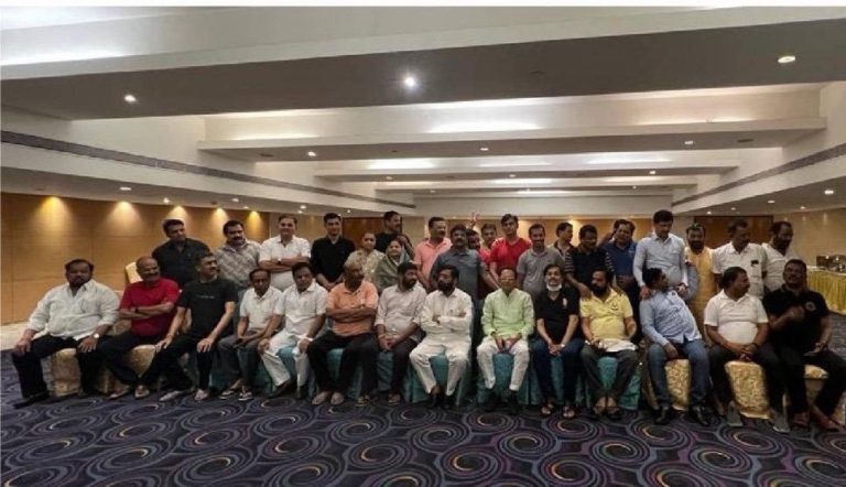गुवाहाटी पहुंचे शिवसेना के बागी विधायक, शिंदे ने 40 विधायकों के समर्थन का किया दावा