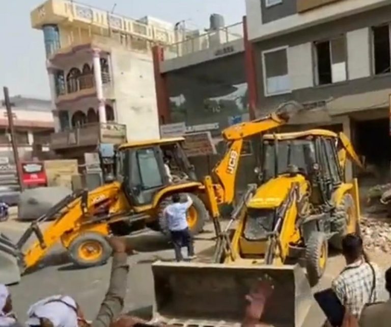 यूपी : उपद्रवियों के अवैध निर्माण पर चला बुलडोजर