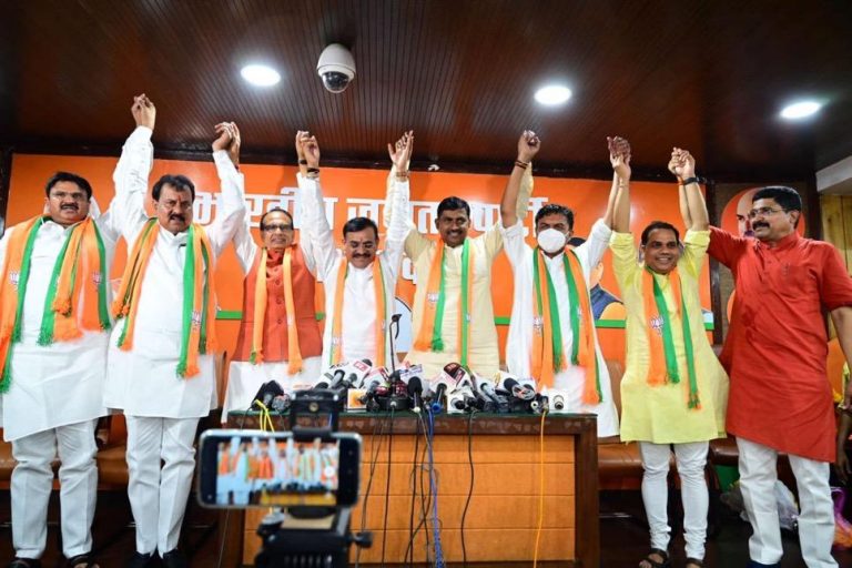 मप्र : 3 विधायक हुए बीजेपी में शामिल (1 सपा, 1 बसपा, 1 निर्दलीय)