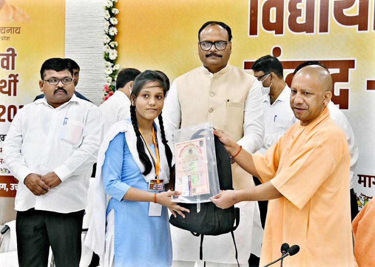 उप्र : मेधावी विद्यार्थियों और उनके शिक्षकों व अभिभावकों से संवाद किया – सीएम योगी
