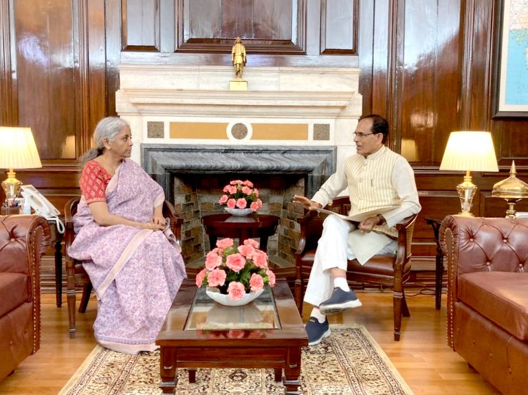 मुख्यमंत्री शिवराज सिंह चौहान की केन्द्रीय वित्त मंत्री श्रीमती सीतारमण से भेंट