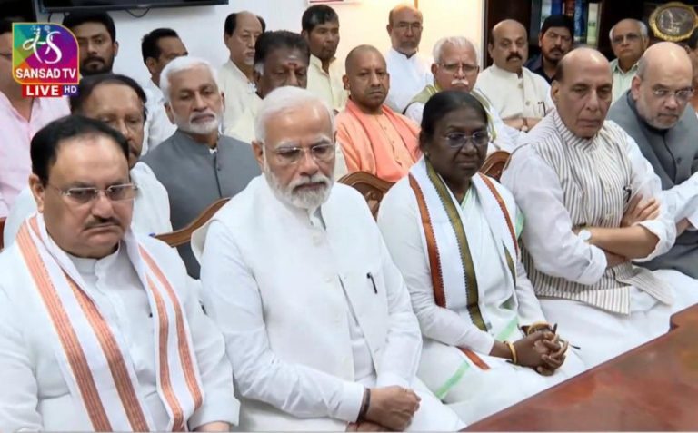 NDA की राष्ट्रपति पद की उम्मीदवार श्रीमती द्रौपदी मुर्मू ने पीएम मोदी व अन्य नेताओं की मौजूदगी में नामांकन दाखिल किया