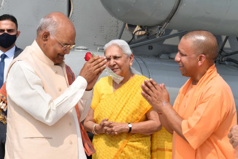 मथुरा : राष्ट्रपति रामनाथ कोविंद वृंदावन पहुंचे, राज्यपाल और मुख्यमंत्री ने किया स्वागत