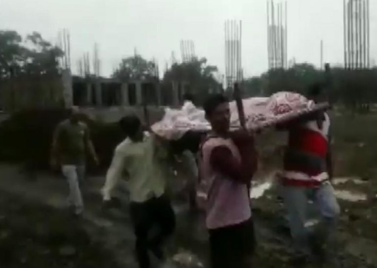 मप्र : परिजनों को शव जब अस्पताल के गेट से पोस्टमार्टम रूम तक खटिया पर ले जाना पड़ा
