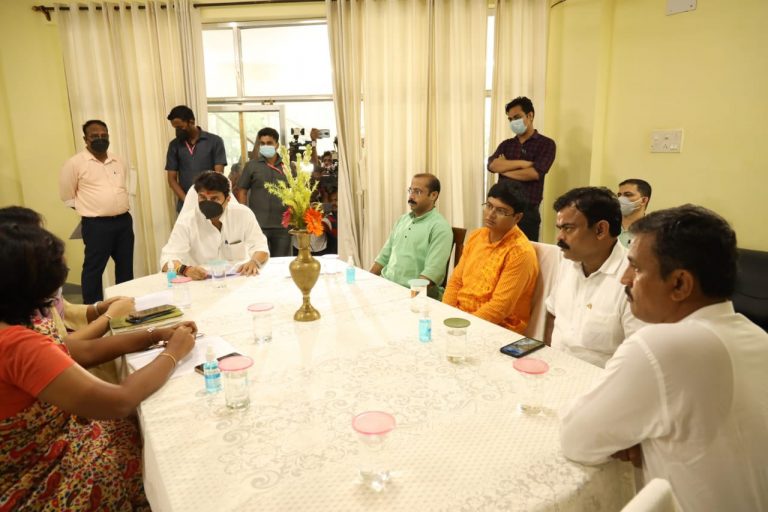 केन्द्रीय नागरिक एवं उड्डयन मंत्री सिंधिया ने अधिकारियों से समीक्षा बैठक की – ज्योतिरादित्य सिंधिया