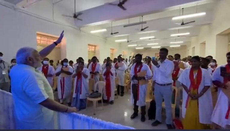 चेन्नई : पीएम मोदी ने छात्रों से मिलने के लिए कक्षाओं का दौरा किया