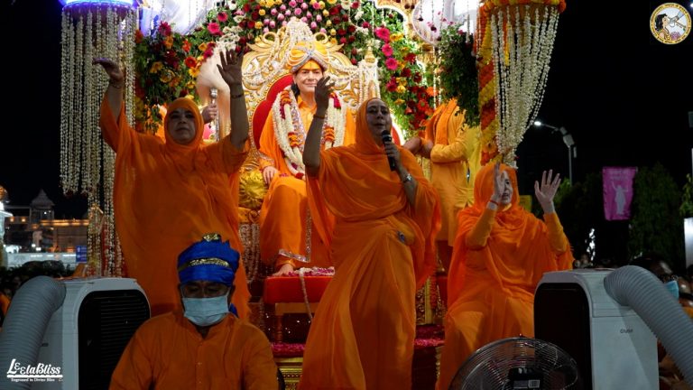 उप्र : आज अद्वितीय सन्त कृपालु जी की जन्मस्थली मनगढ, भक्तिधाम में भव्य रथयात्रा का आयोजन हुआ