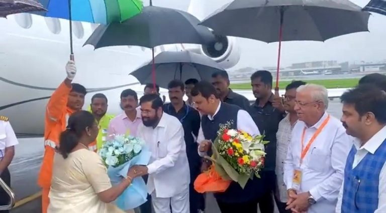NDA राष्ट्रपति पद की उम्मीदवार द्रौपदी मुर्मू मुंबई पहुंचीं, सीएम शिन्दे-डिप्टी सीएम फडणवीस ने किया स्वागत