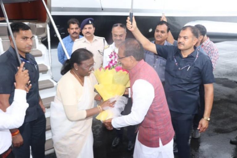 मप्र :  एनडीए की राष्ट्रपति पद की प्रत्याशी द्रौपदी मुर्मू का भोपाल में हुआ भव्य स्वागत