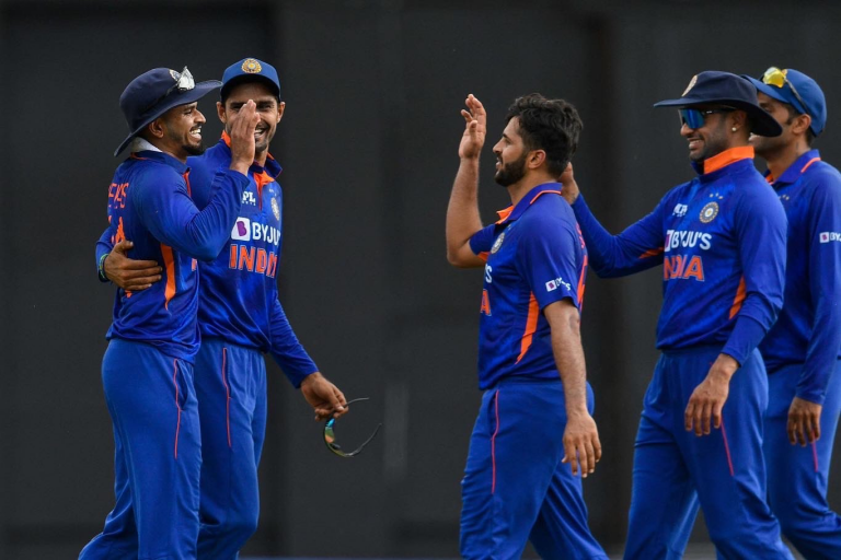IND vs WI 1st ODI :  भारत ने वेस्टइंडीज को 3 रन से हराया, श्रृंखला में बनायीं 1-0 की बढ़त