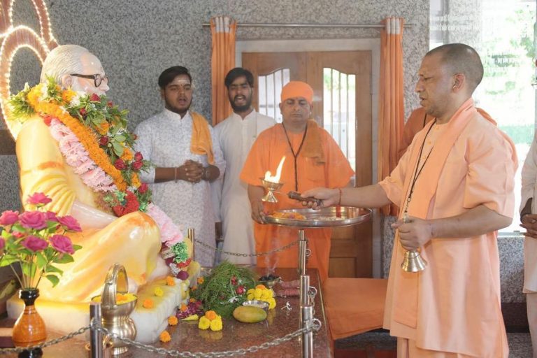 उप्र : सीएम योगी ने गुरू पूर्णिमा पर श्री गोरखनाथ मंदिर में पूजा-अर्चना की