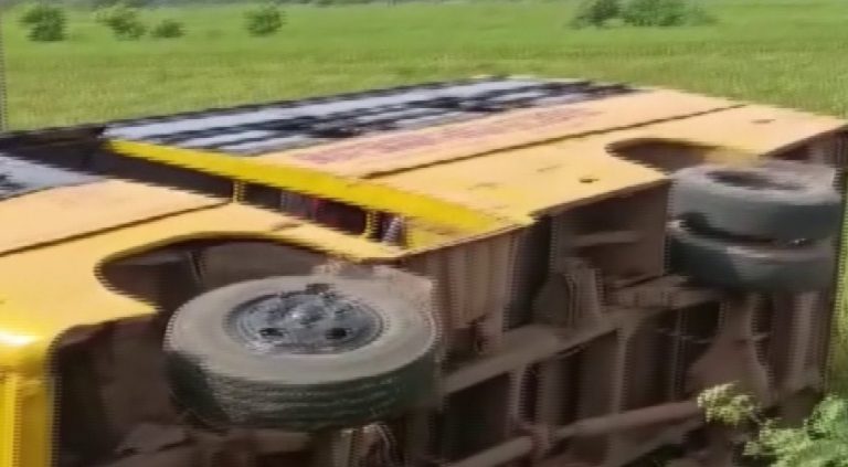आंध्र प्रदेश : नेल्लोर ज़िला में छात्रों को ले जा रही स्कूल बस पलटी