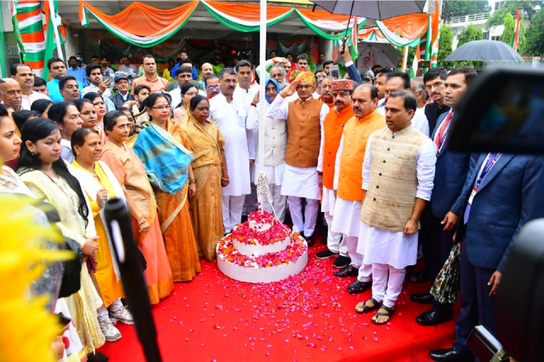 मप्र: भाजपा प्रदेश कार्यालय में सीएम शिवराज सिंह एवं प्रदेश संगठन महामंत्री हितानंद शर्मा ने ध्वजारोहण किया