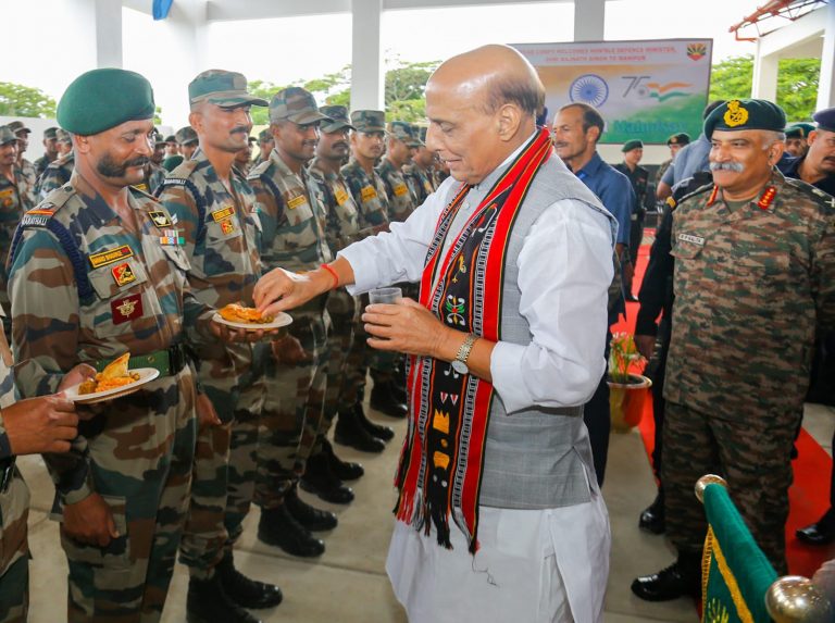 इम्फाल: रक्षा मंत्री राजनाथ सिंह ने भारतीय सेना और असम राइफल्स के जवानों के साथ बातचीत की