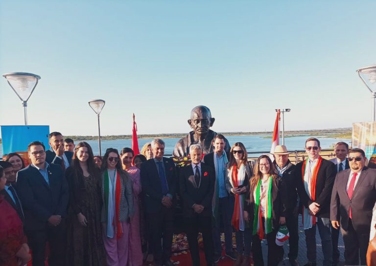 पराग्वे: विदेश मंत्री डॉ. एस. जयशंकर ने महात्मा गांधी की आवक्ष प्रतिमा का अनावरण किया