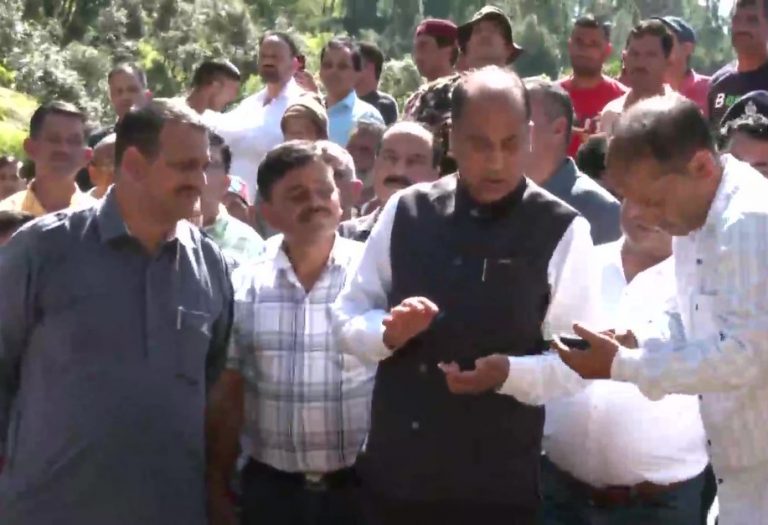 हिमाचल प्रदेश : CM जयराम ठाकुर ने बाढ़ प्रभावित क्षेत्रों का दौरा किया