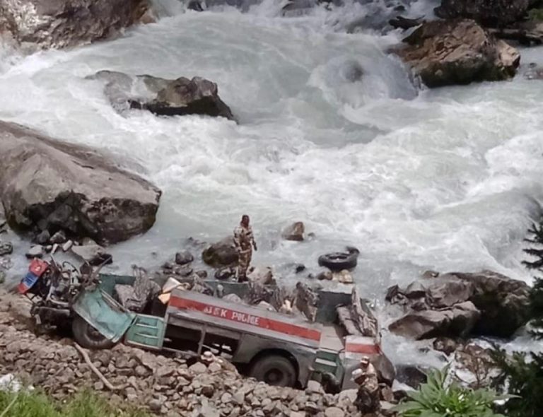 जम्मू-कश्मीर : ITBP एवं जम्मू-कश्मीर पुलिस कर्मियों को ले जा रही बस खाई में गिरी