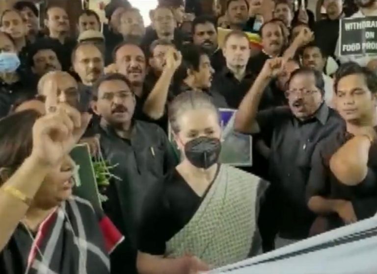दिल्ली : संसद में कांग्रेस सांसद महंगाई एवं बेरोजगारी के विरोध में काले कपड़े पहनकर पहुँचे
