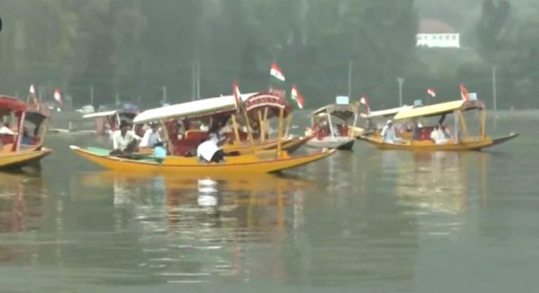 जम्मू-कश्मीर : श्रीनगर के डल झील में तिरंगा शिकारा रैली आयोजित की गई