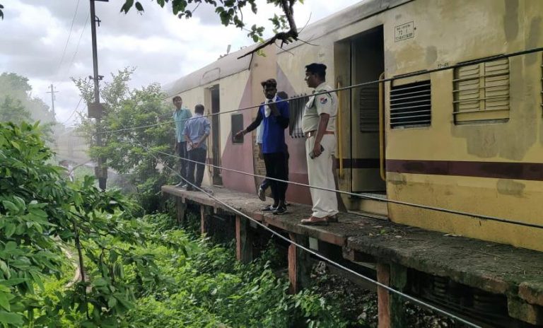 मप्र : कटनी स्टेशन पर वाशिंग पिट पर खड़े स्लीपर कोच में लगी आग