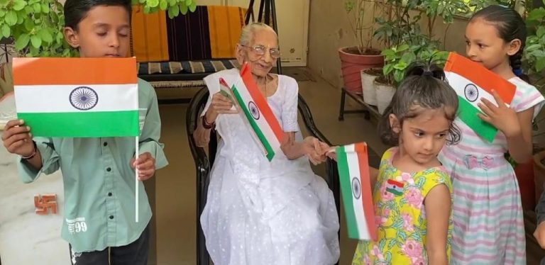 गांधीनगर : पीएम मोदी की मां हीराबेन ने बच्चों को बांटे राष्ट्रीय ध्वज