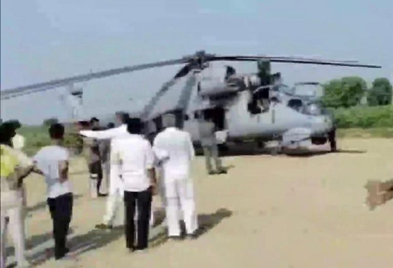 राजस्थान : भारतीय वायुसेना के Mi-35 हेलीकॉप्टर की सुरक्षित लैंडिंग