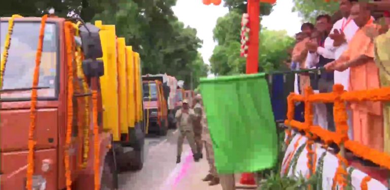 उप्र : सीएम योगी ने नगर निगम की गाड़ियों एवं ट्रकों को हरी झंडी दिखाकर किया रवाना