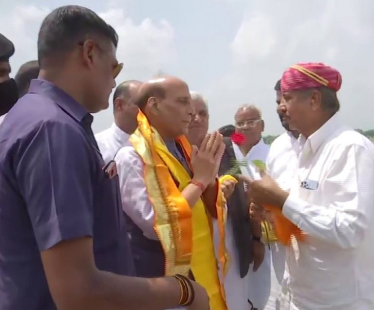 राजस्थान : रक्षा मंत्री राजनाथ सिंह पहुंचे उदयपुर हवाई अड्डे