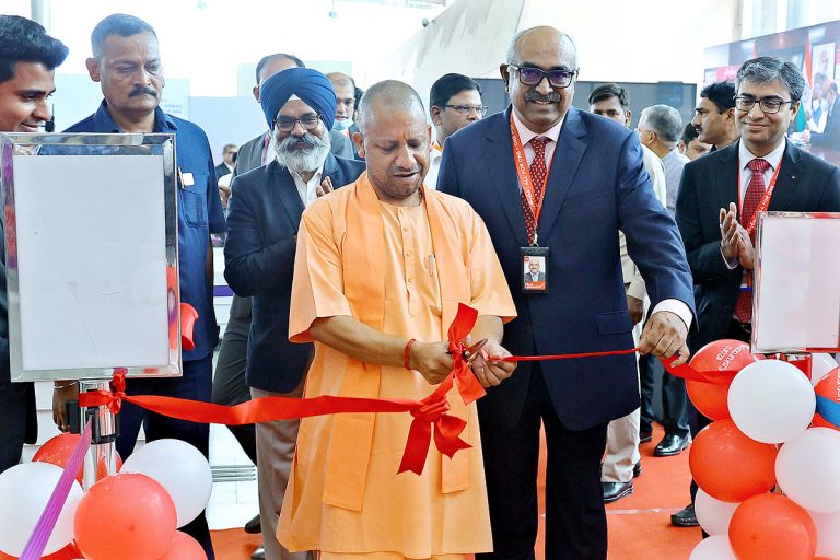 उप्र : सीएम योगी ने एयर एशिया इंडिया की लखनऊ से उड़ान का उद्घाटन किया
