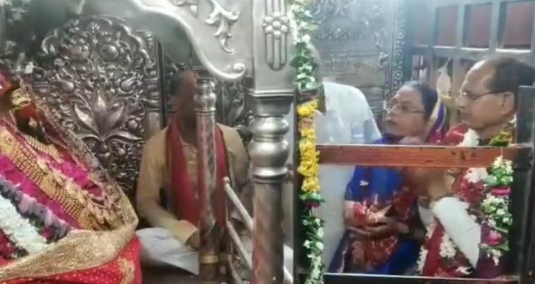उप्र : मप्र के सीएम शिवराज सिंह ने मिर्जापुर में मां विंध्यवासिनी देवी के किए दर्शन