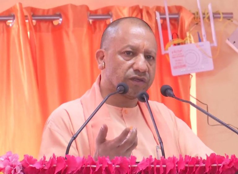 उप्र : सीएम योगी ‘राम कथा ज्ञान यज्ञ’ कार्यक्रम में शामिल हुए
