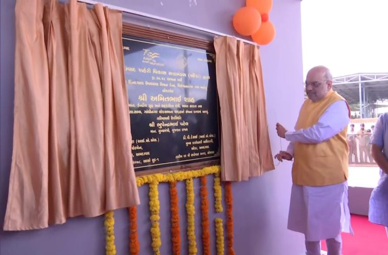 अहमदाबाद : केंद्रीय गृहमंत्री अमित शाह ने पौराणिक मंदिर मेलडी माताजी पहुंचकर पूजा-अर्चना की