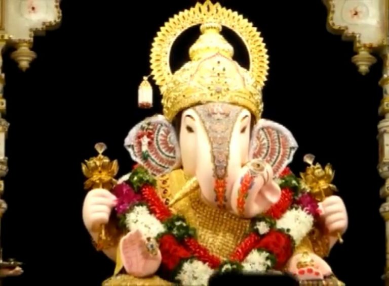 पुणे : दगडूशेठ हलवाई गणपति की विशेष आरती में उत्साह, अनुराधा पौडवाल भी हुईं शामिल