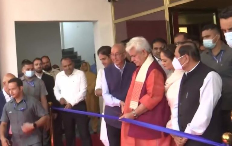 जम्मू-कश्मीर : उपराज्यपाल मनोज सिन्हा ने कश्मीर के पहले मल्टीप्लेक्स का किया उद्घाटन