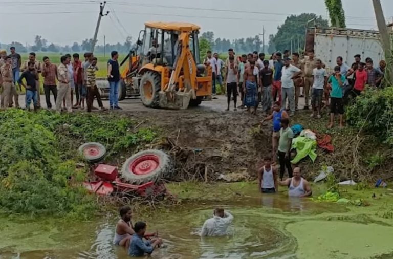 यूपी : इटौंजा में भयंकर हादसा, मुंडन कराने जा रहे लोग ट्राली सहित तालाब में डूबे, 10 की मौत की खबर