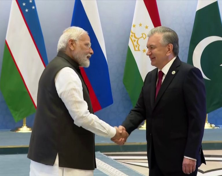 समरकंद में SCO शिखर सम्मेलन में पीएम मोदी ने उज्बेकिस्तान के राष्ट्रपति से की मुलाकात
