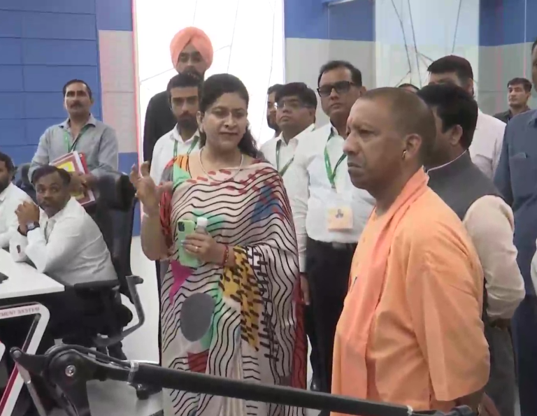 यूपी : सीएम योगी ने इंटीग्रेटेड कमांड कंट्रोल सेंटर का किया निरीक्षण