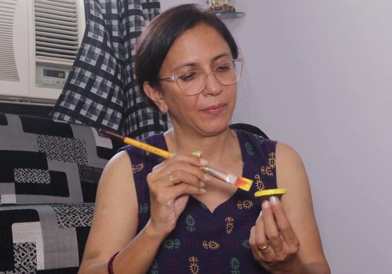 गुजरात : दीपावली के मौके पर महिलाएं गाय के गोबर से पारंपरिक दिये बना रही हैं