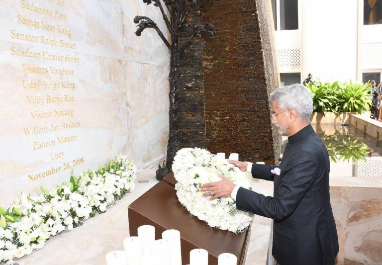 विदेश मंत्री डॉ. एस. जयशंकर ने मुंबई के ताजमहल पैलेस होटल में 26/11 स्मारक पर पुष्पांजलि अर्पित की