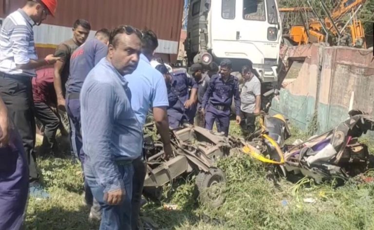 वड़ोदरा : ऑटो रिक्शा और ट्रेलर के बीच सड़क दुर्घटना में 7 लोगों की मौत